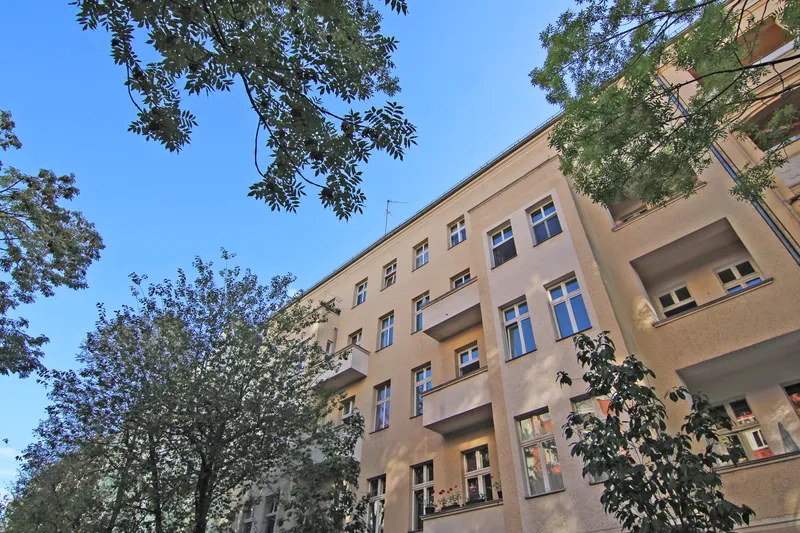 Klassische Altbauwohnung mit 2 Balkonen und geschliffenen Dielen in der Rodenbergstraße! — photo 1